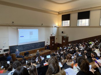 immagine dell'aula piena di matricole